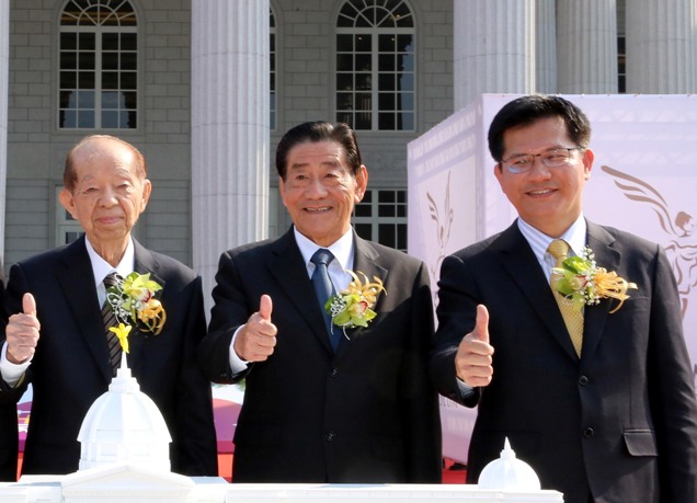 圖片由左而右依序為，奇美實業創辦人許文龍、奇美博物館董事長廖錦祥、台中市長林佳龍。