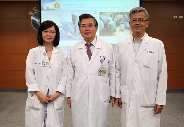左起為婦產部醫師鄭雅敏、副院長李政昌、外科部醫師林毅志。