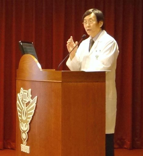 奇美醫學中心首席副院長林勤益講解抗生素使用管理與領導統御。（記者陳祺昌／攝）