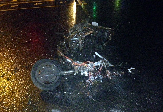 方姓大學生喝3瓶啤酒後騎車自摔，機車燒到剩骨架。
