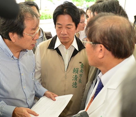市長賴清德陪同衛福部長蔣丙煌(左)視察部立台南醫院。（記者陳祺昌／攝）