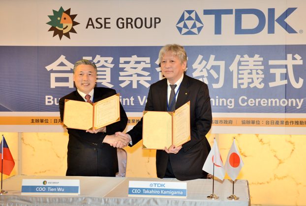 日月光營運長吳田玉(左)與日本TDK社長上釜健宏簽署協議書。