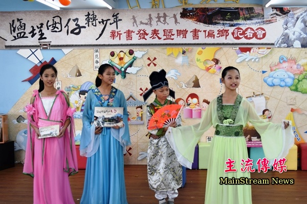 該校六年級學生以寧靖王朱術桂與三位妃子為故事題材戲劇表演，透過幽默風趣的相聲，其穩健台風讓現場嘉賓感到驚艷。（記者陳祺昌／攝）