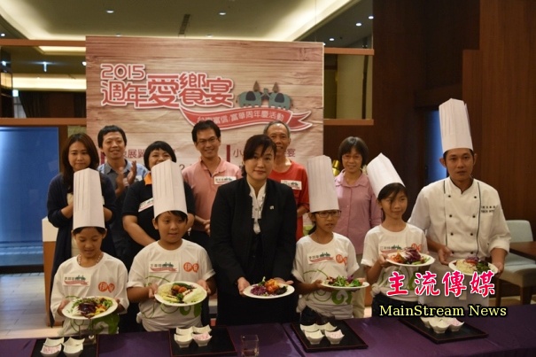 台南富信飯店總經理張儉貞與小廚師一起製作健康蔬菜沙拉。（記者陳祺昌攝）