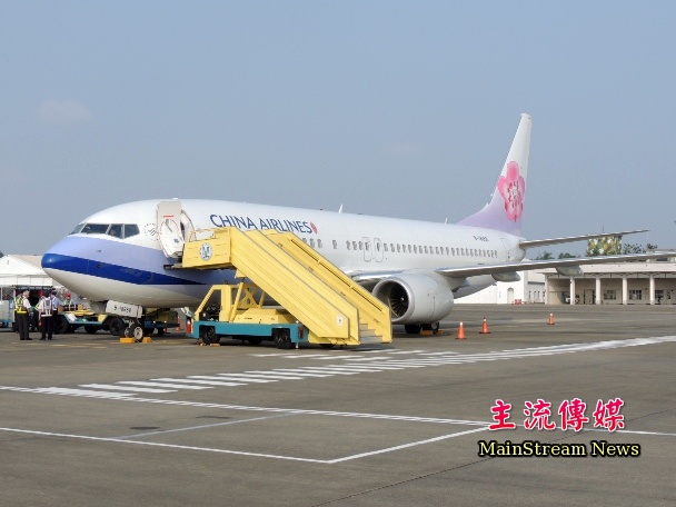 每週三、六，華航738型航機往返台南－大阪。(記者蔡宗憲攝)