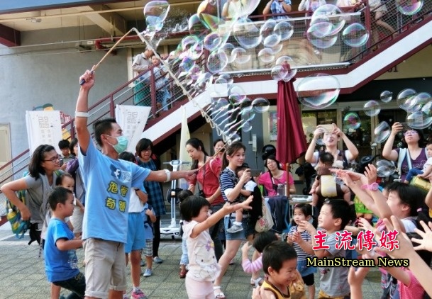 街頭藝人許日榮在台南文創園區表演泡泡奇蹟給小朋友看。（記者陳祺昌／攝）
