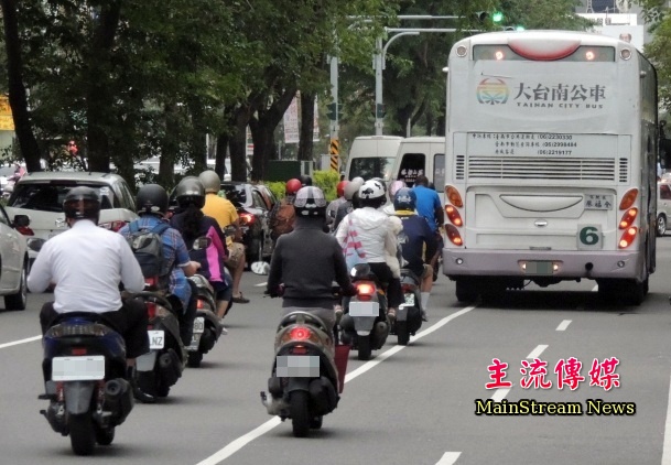 多數台南人不願搭公車，堅持騎機車通勤。(記者蔡宗憲攝)