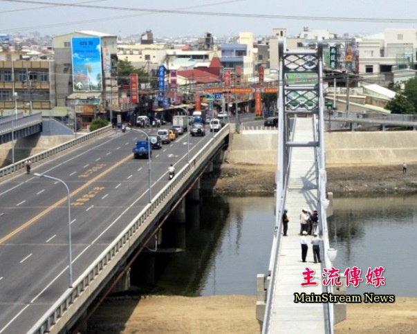 鹽水溪橋改建工程將在明(105)年3月辦理發包作業，工期預估2年。（記者陳祺昌攝）