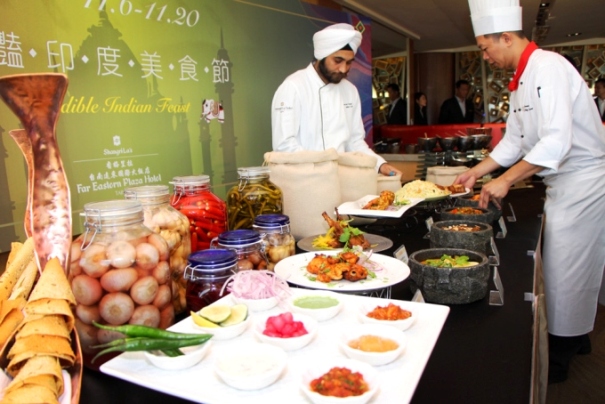香格里拉台南遠東大飯店印度主廚Inderpal Singh Jolly現場示範製作正宗印度料理。（記者陳祺昌攝）