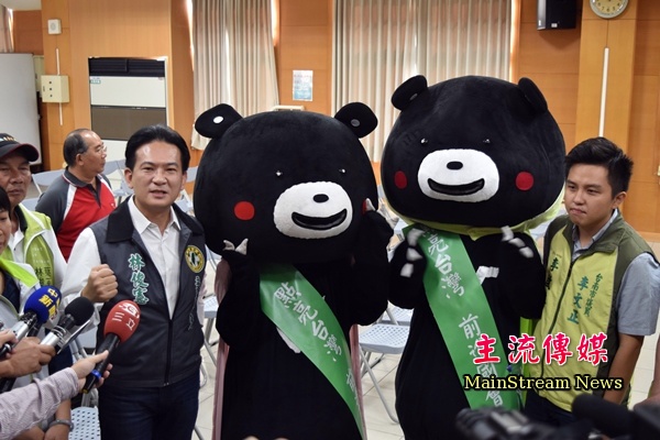 民進黨立委參選人林俊憲以黑熊象徵「熊骨力」拚一席。（記者陳祺昌攝）