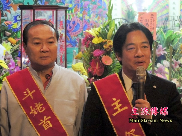 噍吧哖事件一百週年，全台西來庵董事長曾正義(左)舉辦法會，市長賴清德(右)擔任主祭官。(記者蔡宗憲攝)