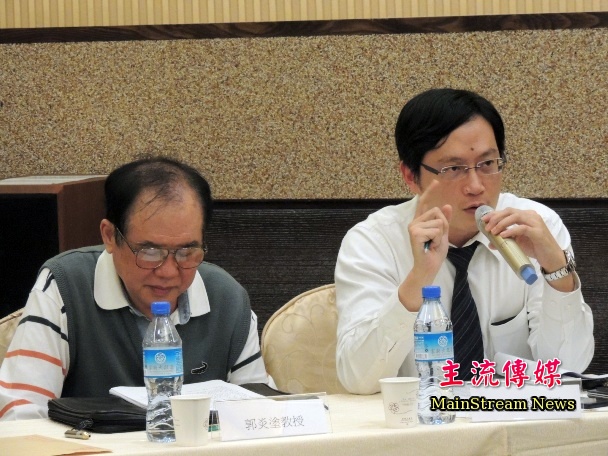 律師李永裕(右一)呼籲登革熱受害者家屬團結起來，向台南市府討公道。(記者蔡宗憲攝)