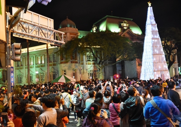 台灣文學館「白紗聖夜-幸福台南」耶誕主燈點亮瞬間，上百位民眾拿起手機在南門路上拍照留念。（記者陳祺昌攝）