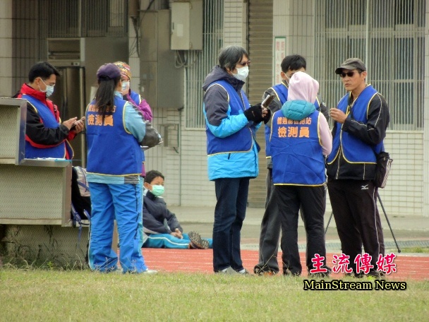 寒流來襲，台南市「體適能」測驗仍照常舉行。(記者蔡宗憲攝)