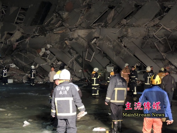 台南永康大樓倒塌後，遭擠壓變形，現場搜救困難。(記者蔡宗憲攝)