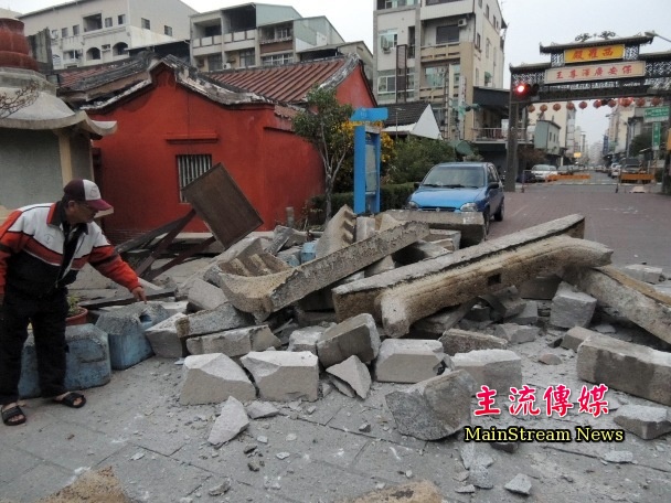 台南市中西區和平街西羅殿廟口，石造鐘樓倒塌。(記者蔡宗憲攝)