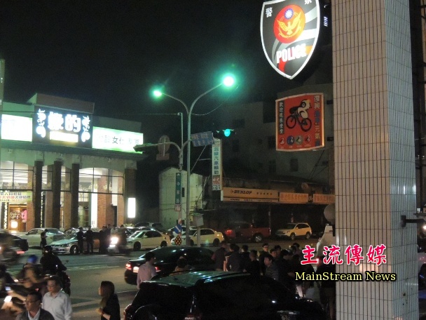 一群黑衣人以為台南又出現「隨機殺人」，聚眾在警局門口等嫌犯。(記者蔡宗憲攝)