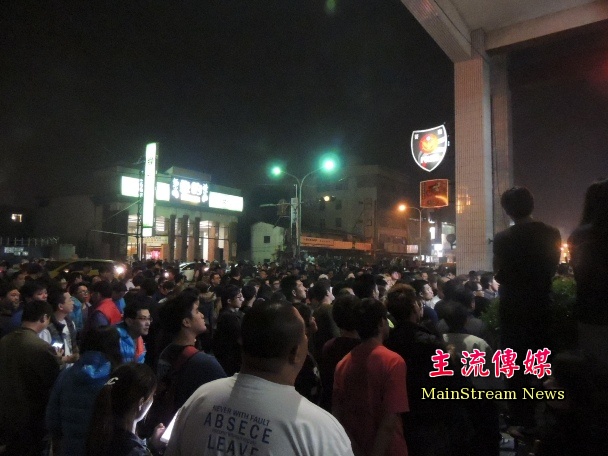台南群眾包圍派出所，要警方交出兇嫌。(記者蔡宗憲攝)