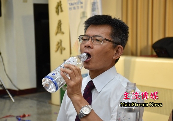 即將卸任的台鹽董事長楊秋興，仍賣力為公司產品宣傳。(記者蔡宗憲攝)