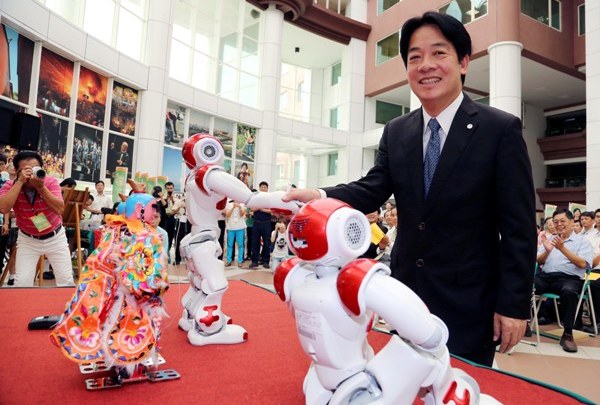 崑山科大研發的機器人與市長賴清德握手互動。