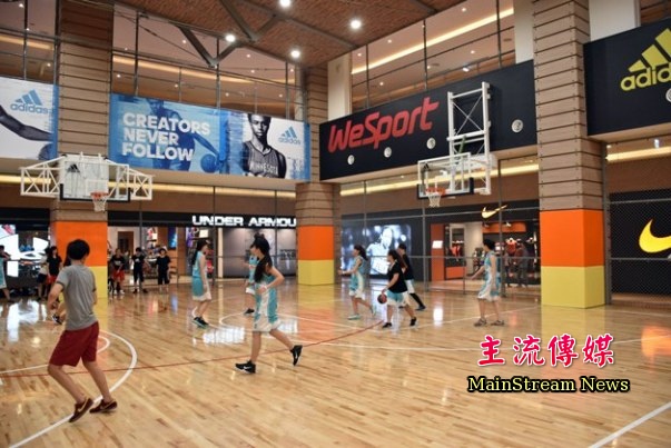 「WeSport廣場」有青少年熱愛的室內籃球場。(記者蔡宗憲攝)
