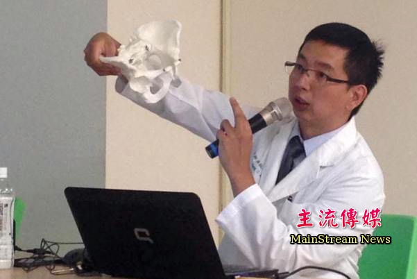 安南醫院醫師洪誌鴻指出，3D列印技術複製病患骨骼模型，可降低手術風險。(記者吳敏慈攝)