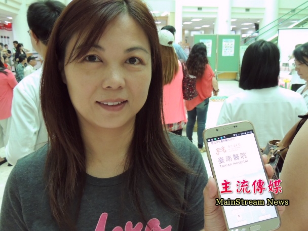 透過台南醫院手機App，方便民眾掌握回診時間、檢驗進度。(記者吳敏慈攝)
