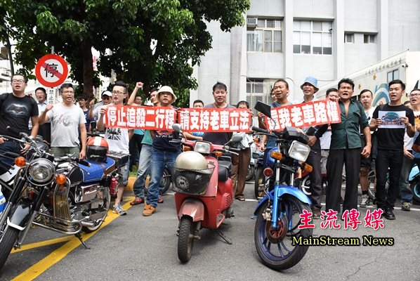 上百位車主到台南市環保局抗議，爭取二行程機車合法路權。(記者蔡宗憲攝)