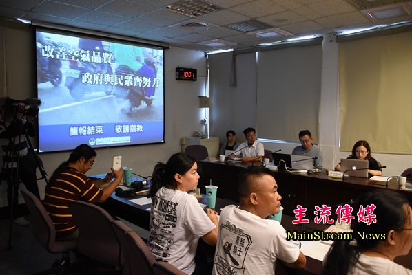 台南市環保局召開說明會，抗議團體推派6位代表參加。(記者蔡宗憲攝)