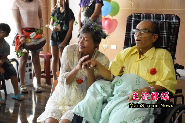 在雙方親友祝福中，李先生與徐小姐完婚，了卻一樁心願。(主流傳媒資料照)