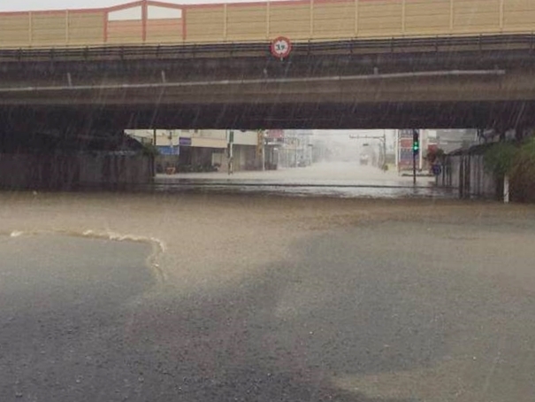 å°å—è±ªå¤§é›¨æ±å€è£•è¾²è·¯æ·¹æ°´è­¦æˆ' ä¸»æµå‚³åª'