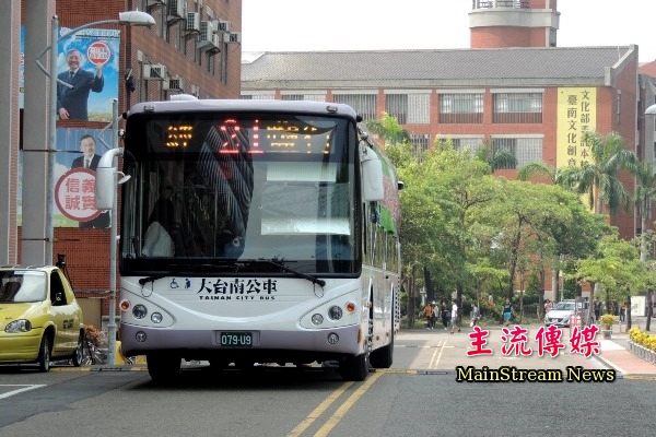 大台南公車正式進入南臺科技大學。(記者吳敏慈攝)