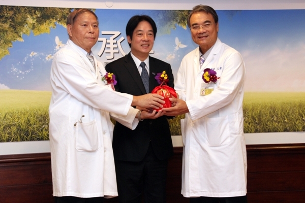 台南市立醫院新任院長蔡良敏(右)。