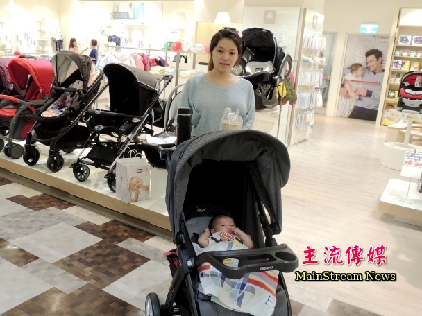 Chicco旗艦店進駐南紡購物中心，吸引不少媽咪登門搶購。(記者吳敏慈攝)