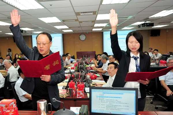 高雄市政府新任副市長史哲(左)、勞工局長鄭素玲(右)宣誓就職。