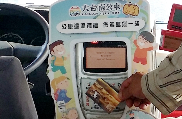 今年5月起，台南市65歲以上長者及身心障礙者，要持「市民卡」刷卡才能免費搭乘公車。