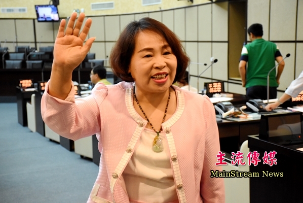 民進黨籍賴美惠獲得33票，當選台南市議長。(記者蔡宗憲攝)