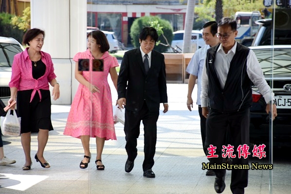 賴清德今天一派輕鬆走進台南市議會。(記者蔡宗憲攝)