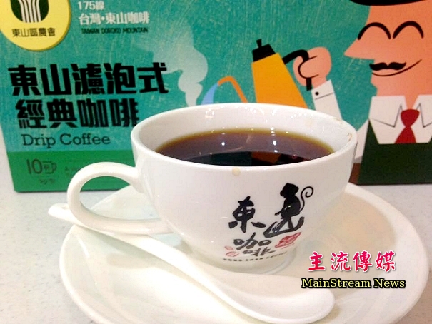 今年以台灣獼猴為意象，持續發行「東山咖啡紀念杯」。(記者蔡宗憲攝)