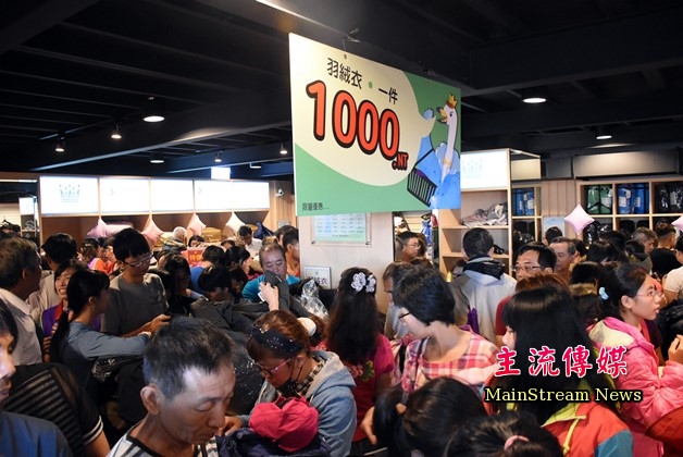 台南佳里區國王家族羽絨服飾觀光工廠6日熱鬧開幕。(記者蔡宗憲攝)