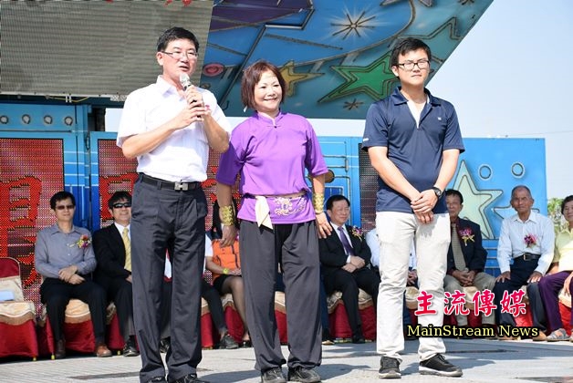 身兼佳里商圈理事長的琦程實業負責人張慶鐘(左)上台感謝家人的支持。(記者蔡宗憲攝)