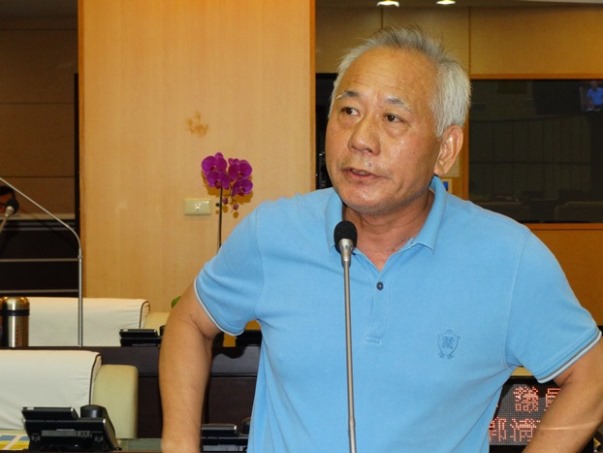 市議員曾順良要求警察局長黃宗仁調查東區拖吊場互毆案。