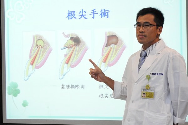 台南市立醫院醫師黃致翔表示，當牙痛、口腔出現膿包，有可能是牙根受到細菌感染，應盡速就醫。