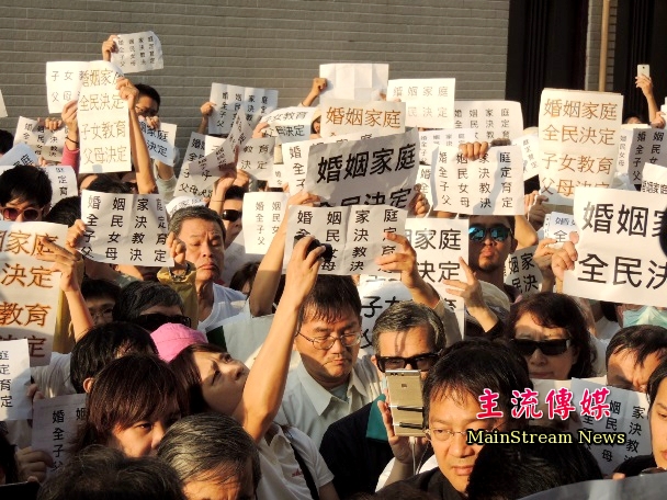 近400人到民進黨台南市黨部前，抗議「婚姻平權修正草案」。(記者吳敏慈攝)