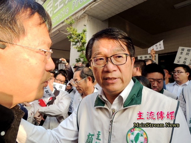 民進黨台南市黨部主委顏純左出面接下陳情書。(記者吳敏慈攝)