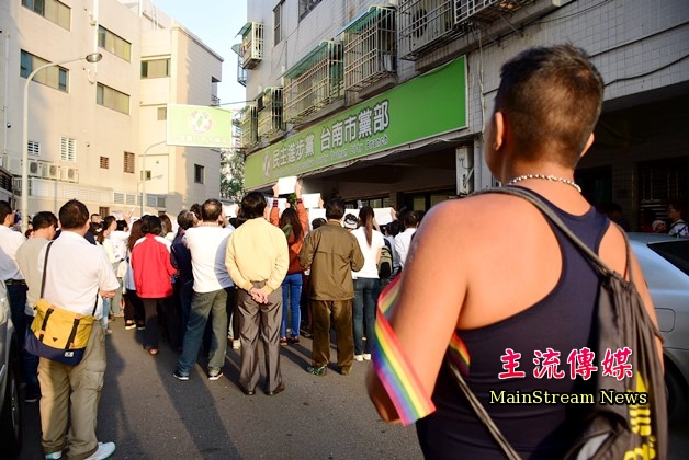 反對同性婚姻修法團體圍住民進黨台南市黨部，一位「挺同」民眾在旁觀望。(記者蔡宗憲攝)