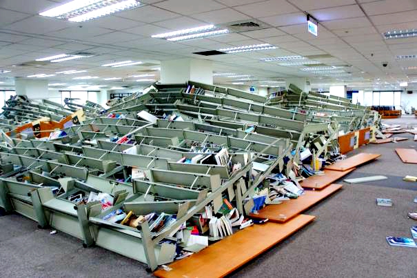 0206高雄美濃地震，南臺科大圖書館一片狼藉。