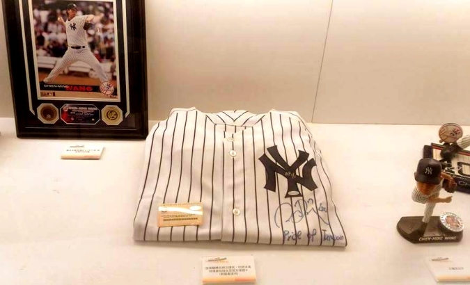 紐約洋基隊王建民親筆簽名，此球衣全世界只發行一件。(圖翻攝自郭晉嘉臉書)