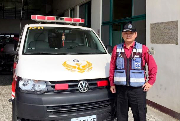 南市消防局新市分隊救護員郭智雄評估救護車程，救回急性心肌梗塞患者。