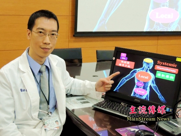 成大醫院胸腔外科醫師顏亦廷表示，過去被視為無法開刀的肺腺癌病人中，大約有1到2成可微創手術。(記者吳敏慈攝)